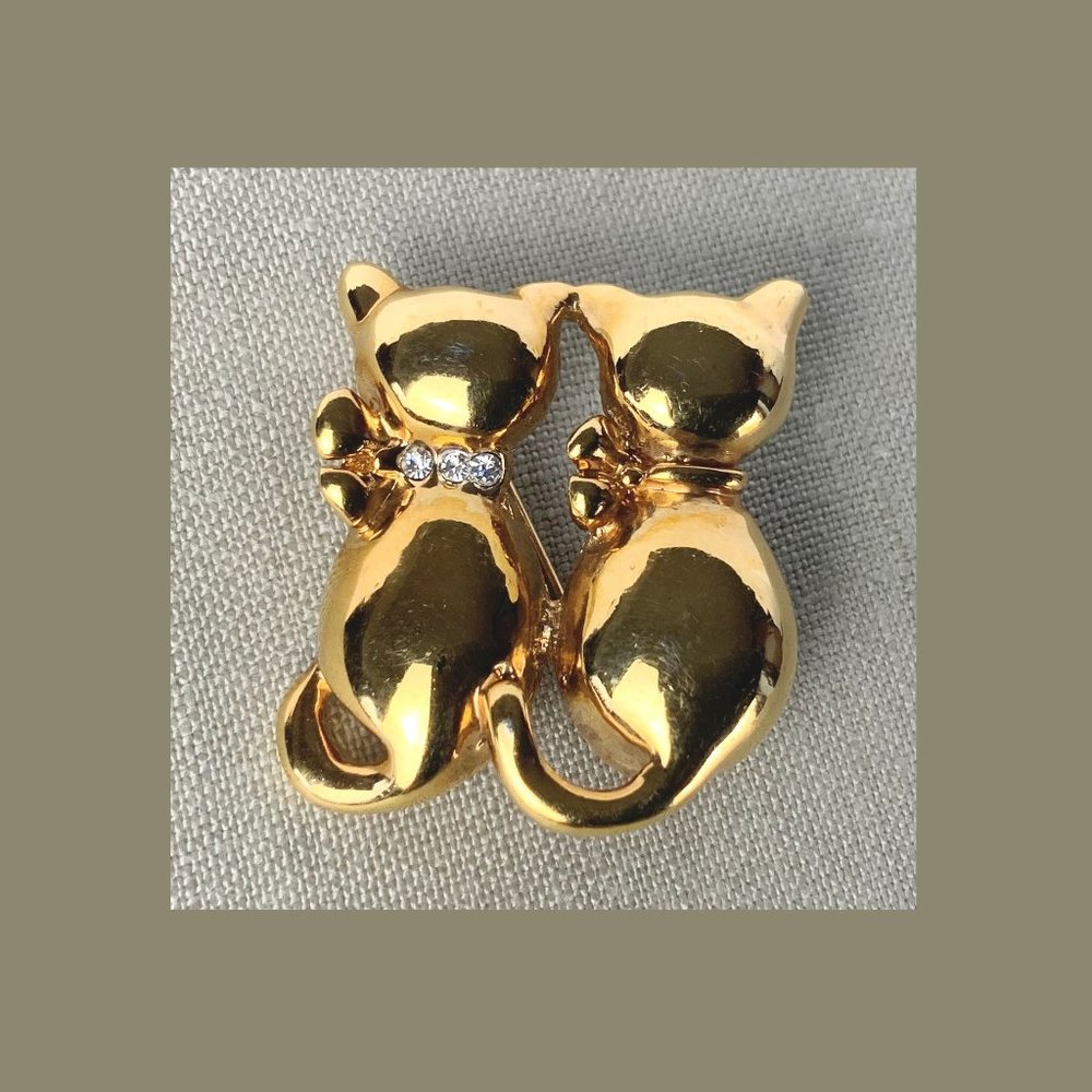 Vintage-LR Lady Remington Two Cats Brooch Polished Gold Tone Metal Rhinestones